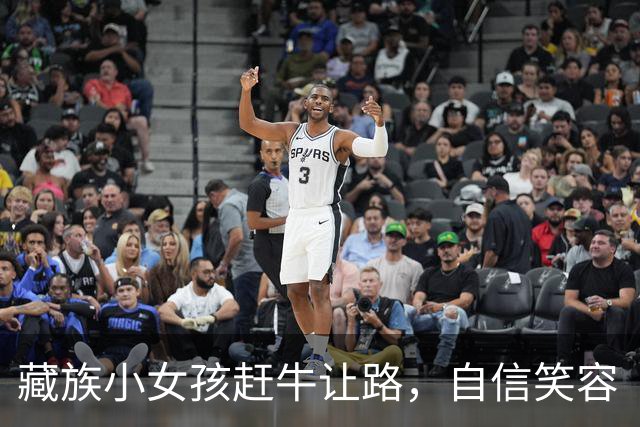 藏族小女孩赶牛让路，自信笑容“硬控”路过司机，打动数万网友！家人：8岁，一年级，性格开朗